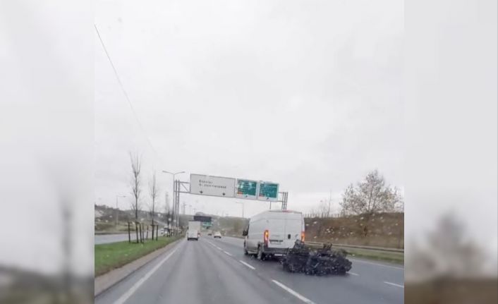 Sultangazi’de bu kadarına da "pes" dedirten görüntü: Aracın arkasına bağladığı onlarca kasayla böyle yol aldı