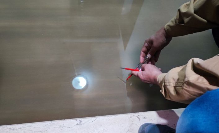 Sürekli su basan bodrum kata ’kontrol kalemiyle suyu test ederek’ giriyorlar