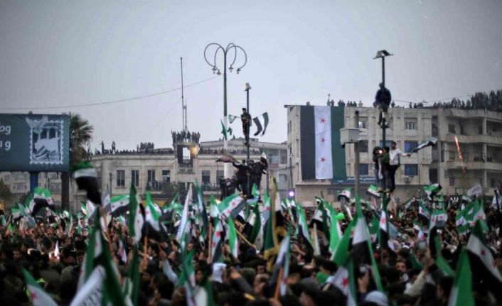 Suriyeliler Esad rejiminin devrilmesinin 1’inci yıl dönümünü Emevi Meydanı’nda kutladı