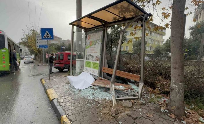 Sürücüsüz hareket eden araç durağa çarptı