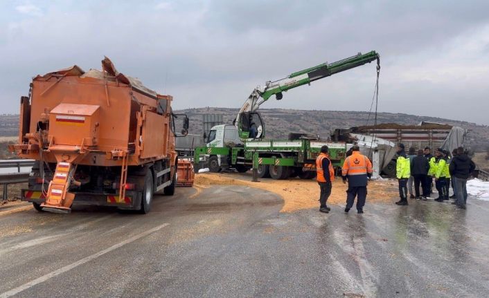 TAG Otoyolu’nda yanan tırlar kaldırıldı, yol trafiğe açıldı