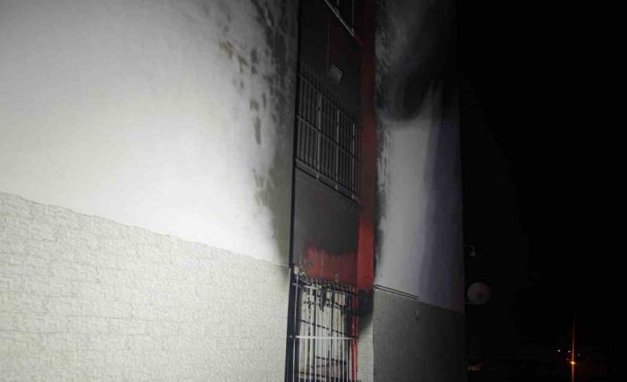 Tahliye edilen okulda çıkan yangın panikletti