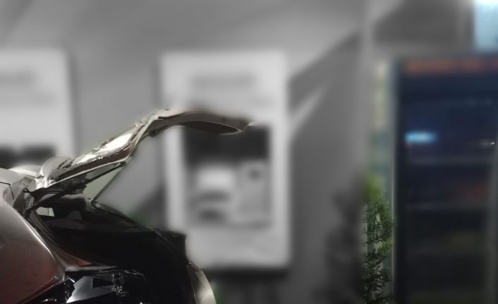 Takla atan araç banka şubesine çarparak durabildi: 2 yaralı