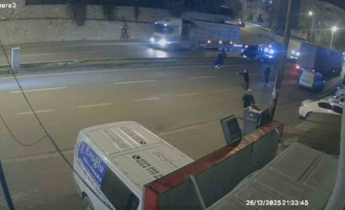 Takla atıp direğe çarpan otomobilin kaza anı kamerada: 3 yaralı