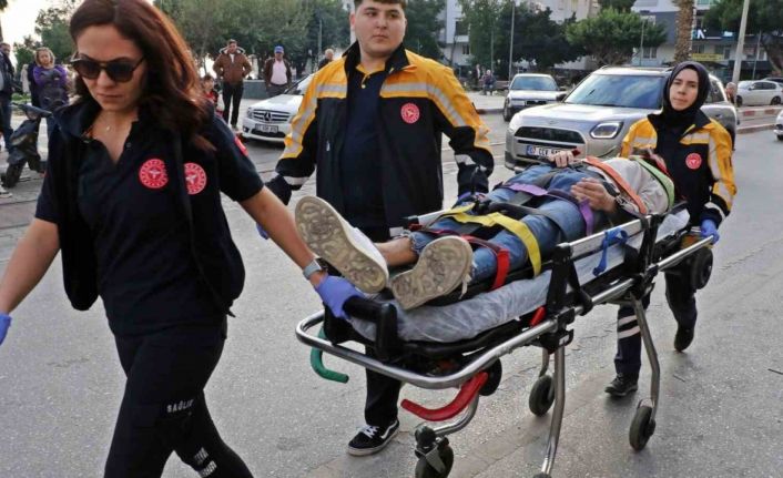 Taksi ile çarpışan motosikletli gençler metrelerce sürüklendi