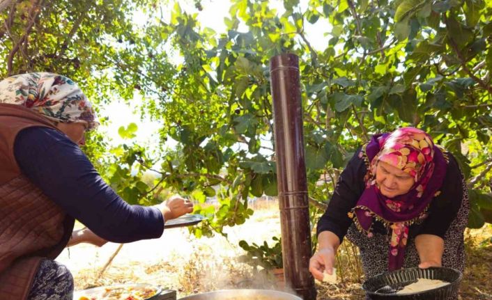 Tarhana kokusu sokağı doldurdu