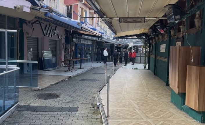 Tarihi Arap Şükrü Sokağı’nda tente krizi