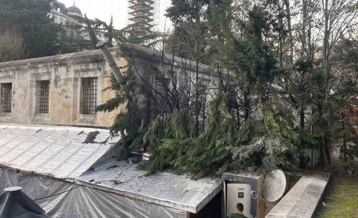 Tarihi Sultanahmet Camisinin altındaki çarşıda yangın çıktı