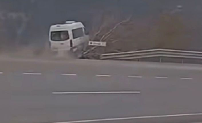 Tarım işçilerini taşıyan minibüsün şarampole uçtuğu kaza kamerada