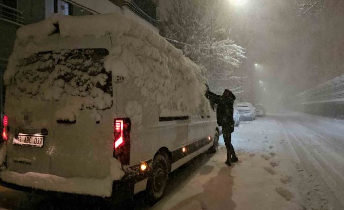 Tatvan’da kar yağışı hayatı olumsuz etkiledi: 40 köy ve 32 mezra yolu kapandı