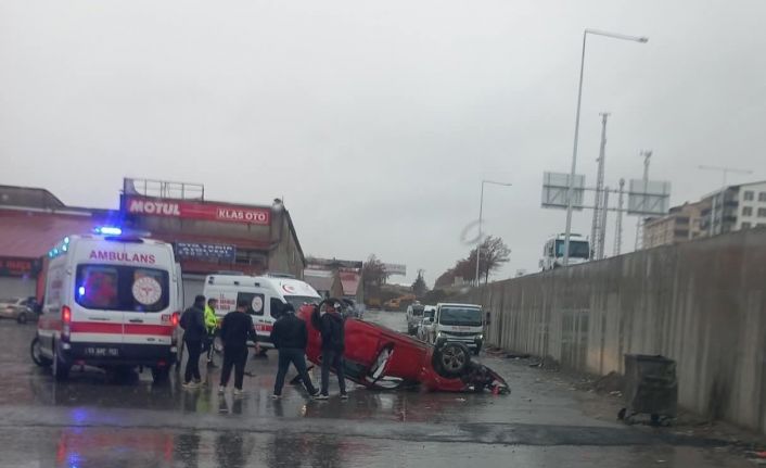 Tatvan’da otomobil köprülü kavşaktan uçtu: 2 yaralı