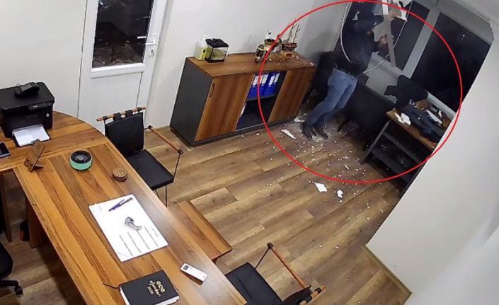 Tavana bastı, ofise düştü: Yara almadan kurtuldu