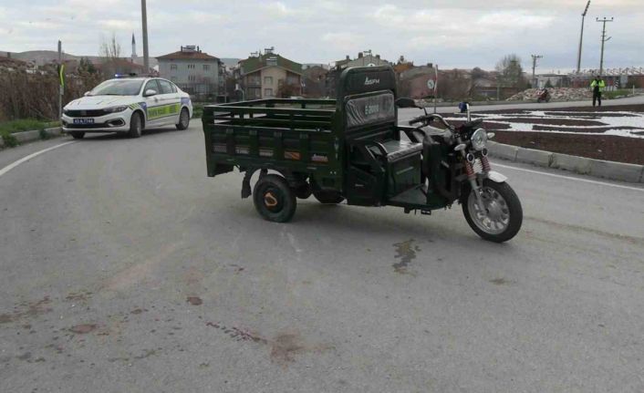 Tavşanlı’da elektrikli motosiklet devrildi: 4 yaralı