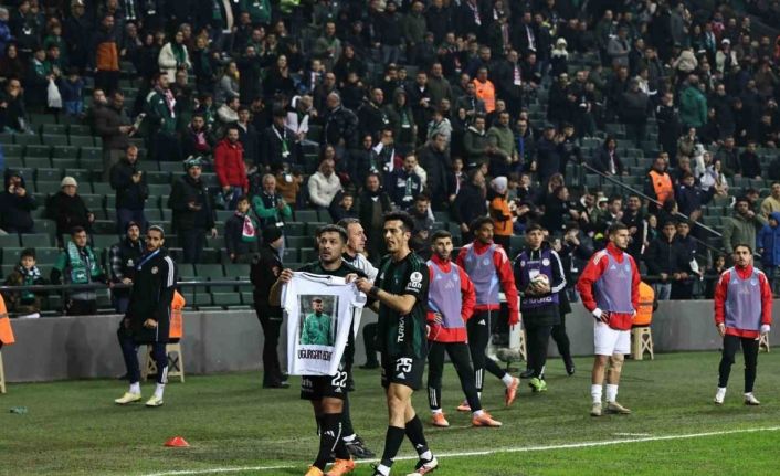 Tayfur Bingöl attığı golden sonra Uğurcan Bekçi tişörtü açtı