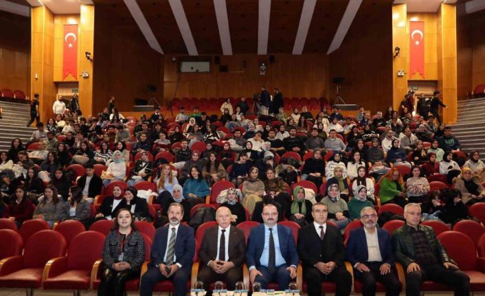 TEDXATATÜRKUNİVERSİTY "Perde" temasıyla katılımcılarla buluştu