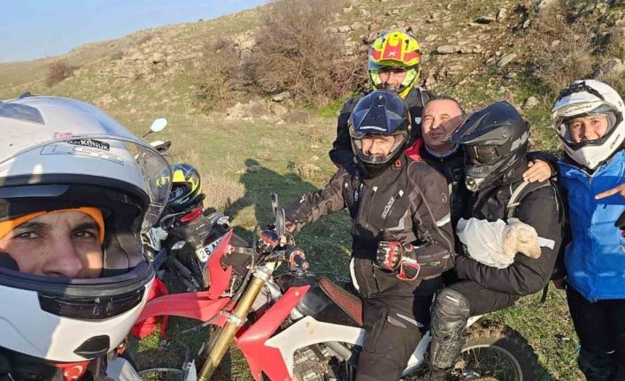 Tek başına buldukları yeni doğmuş kuzuyu 3 kilometre ötedeki annesi ile kavuşturdular