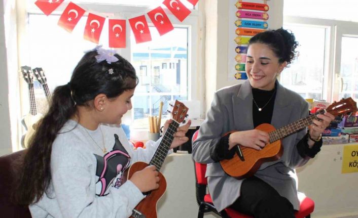Tek öğretmen, dört öğrenci: Köy okuluna yürek ısıtan dokunuş