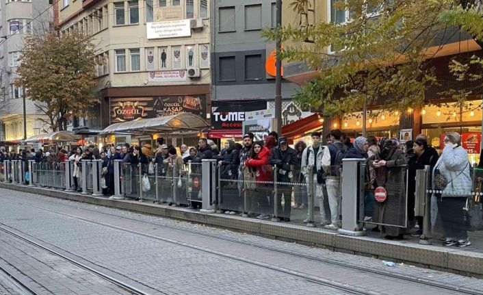 Teknik arıza sebebiyle tramvay seferleri aksadı, duraklarda yoğunluk oluştu