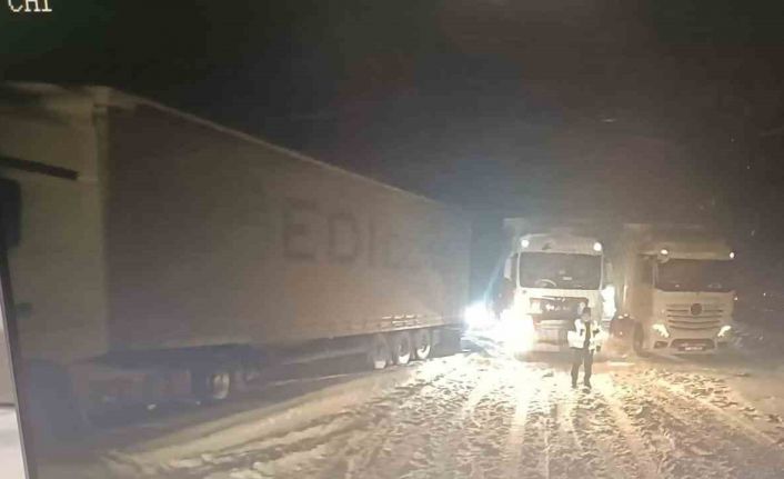 TEM Otoyolu’nun Bolu geçişi Ankara istikametinde 3 tırın yolu kapatması sonucu ulaşım durdu