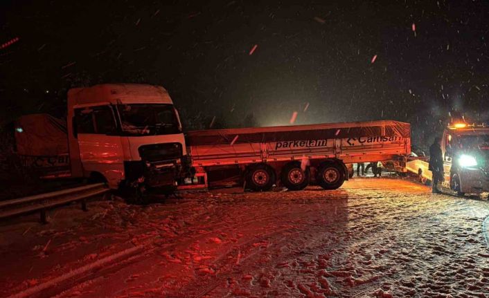 TEM’in Bolu geçişinde ortalık savaş alanına döndü: 7 araç birbirine çarptı