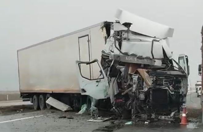 Tır yol kenarındaki tırın dorsesine çarptı: 1 yaralı