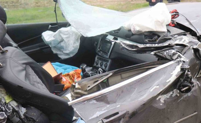 Tıra arkadan çarpan araç kağıt gibi ezildi: 1 ölü, 1 yaralı