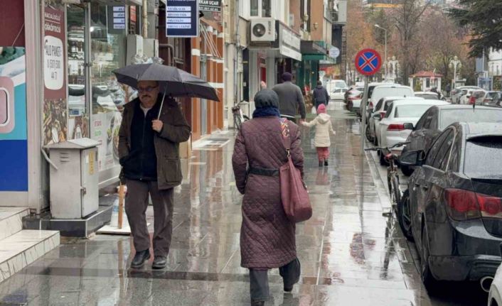 Tokat’ta kent merkezinde yağmur, yüksek kesimlerinde ise kar etkili oldu