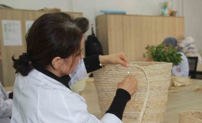 Topraktan gelen miras tasarımla buluştu: Mısır kabuğu kadınların elinde hayat buluyor