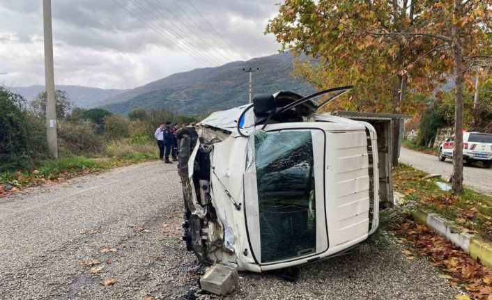 Traktöre çarpmamak için manevra yaptı, devrilen kamyonette yaralandı