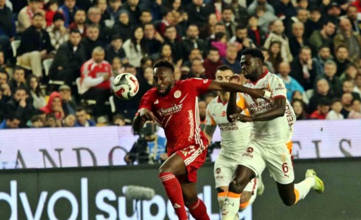 Trendyol Süper Lig: Antalyaspor: 0 - Galatasaray: 2 (İlk yarı)