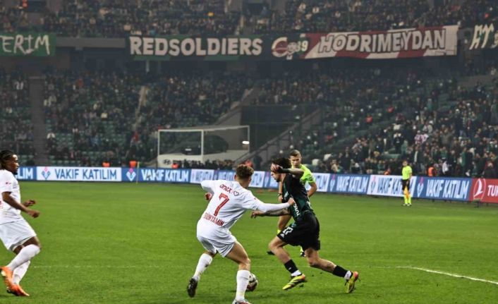 Trendyol Süper Lig: Kocaelispor: 2 - Antalyaspor: 1 (İlk yarı)
