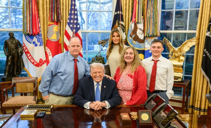 Trump, Washington’daki silahlı saldırıdan ağır yaralı olarak kurtulan Ulusal Muhafız askerinin ailesini Beyaz Saray’da ağırladı