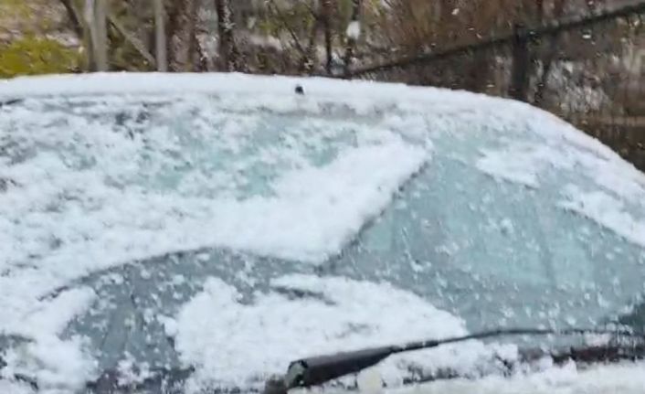 Tufanbeyli’de kısa süreli yağan kar sevindirdi