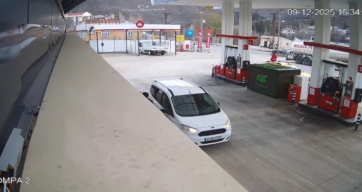 Tunceli’de 4.2’lik deprem anı güvenlik kamerasına yansıdı