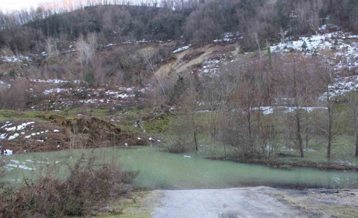 Türkeli’de kapanan yol gölete çıkıyor: Navigasyonla yola giren sürücü faciaya ramak kala durdu
