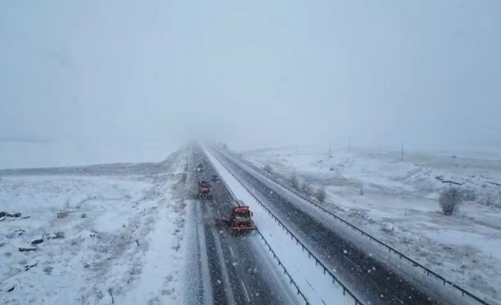 Turuncu kaplanların Bayburt-Gümüşhane yolunda karla mücadelesi sürüyor