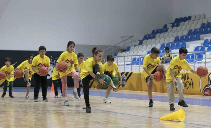 Ücretsiz Basketbol Kursları çocuklara hem spor hem gelecek sunuyor