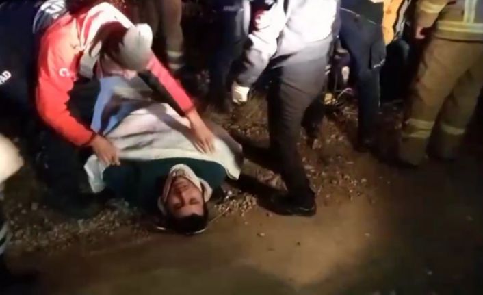 Uçuruma yuvarlanan motosikletliyi ekipler kurtardı