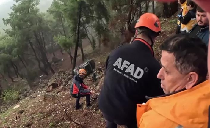 Uçurumdan yuvarlanan sürücüyü AFAD ve itfaiye ekipleri kurtardı