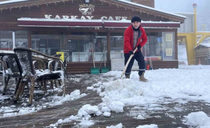 Uludağ’da kar kalınlığı 10 santimetreye yaklaştı