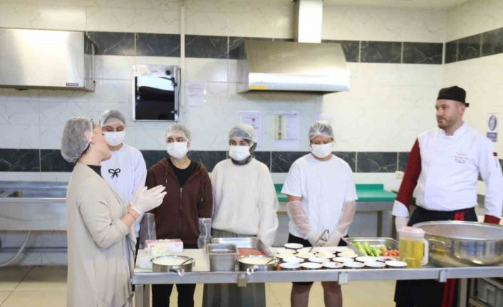 Üniversite öğrencileri Eskişehir’in yöresel lezzetleri için mutfağa girdi