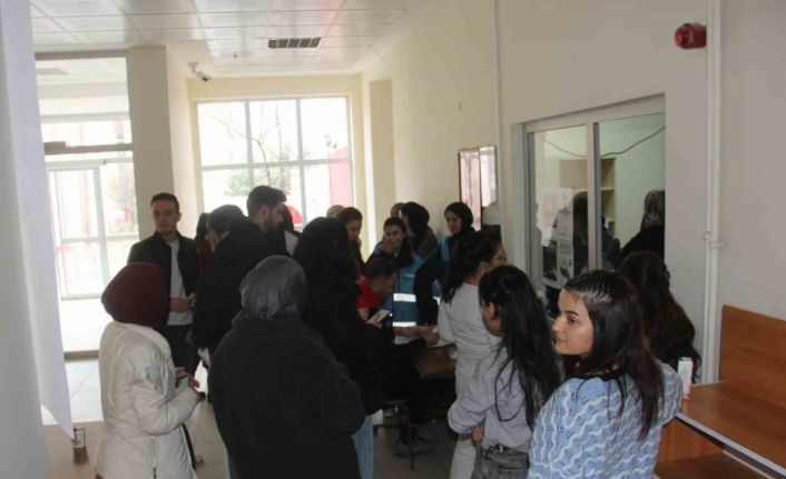 Üniversite öğrencileri kan bağışı için sıraya girdi