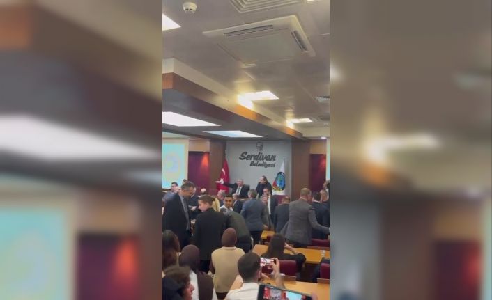 Üniversitelilerin izlediği meclis toplantısında arbede: Başkan Çelik’ten ‘Siz kimsiniz’ tepkisi