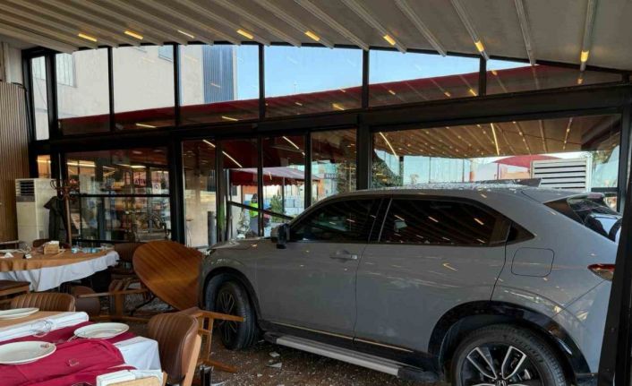 Ünlü sanatçı Cahit Berkay’ın aracıyla daldığı restoranın işletmecisi o anları anlattı