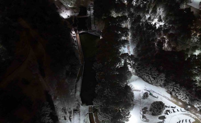 Uşak’ta mevsimin ilk karı yağdı: Beyaza bürünen kent böyle görüntülendi