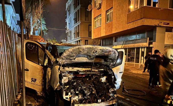Üsküdar’da park halindeki araç alev alev yandı: O anlar kamerada