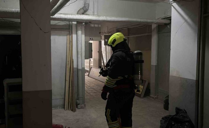 Üst katları otel olarak kullanılan iş merkezinde çıkan yangın ekipleri harekete geçirdi