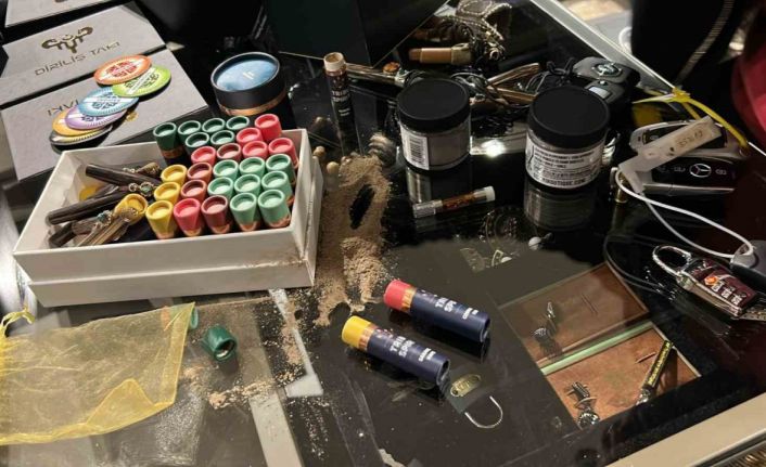 Uyuşturucu soruşturmasında Ezgi Eyüpoğlu’nun da aralarında bulunduğu 8 şüpheli gözaltına alındı