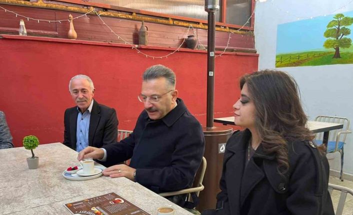 Vali Aksoy, işitme engelli genç girişimci kadının açtığı işletmede sabah kahvesini içti