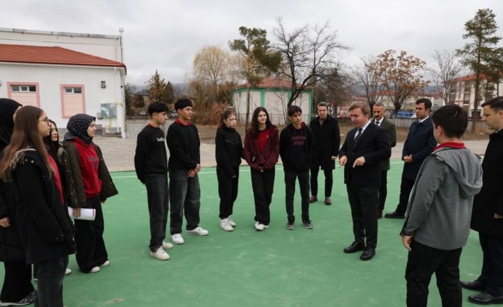 Vali Aydoğdu, Erzincan Lisesi’nde kauçuk zeminli spor alanını inceledi